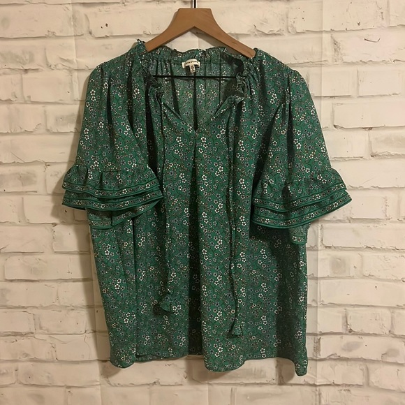 NWOT Max Studio green floral flutter sleeve top - Picture 2 of 5